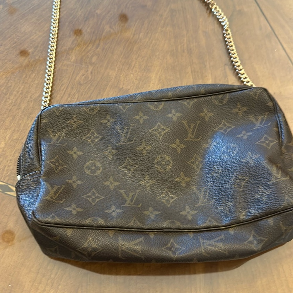 LOUIS VUTTON MEDIUM SIZE PURSE